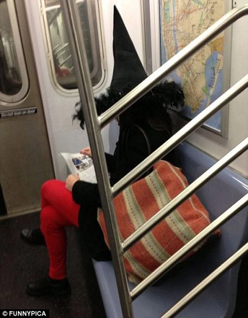 Hình ảnh hài hước của hành khách trên tàu điện ngầm - 20