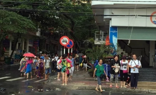 Hơn 300 du khách kẹt tại cát bà do bão - 1