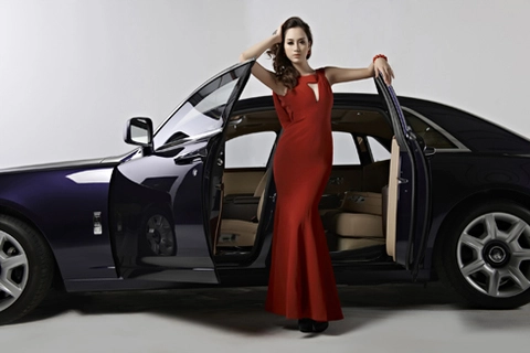  hồng nhung lả lướt bên rolls-royce ghost - 3