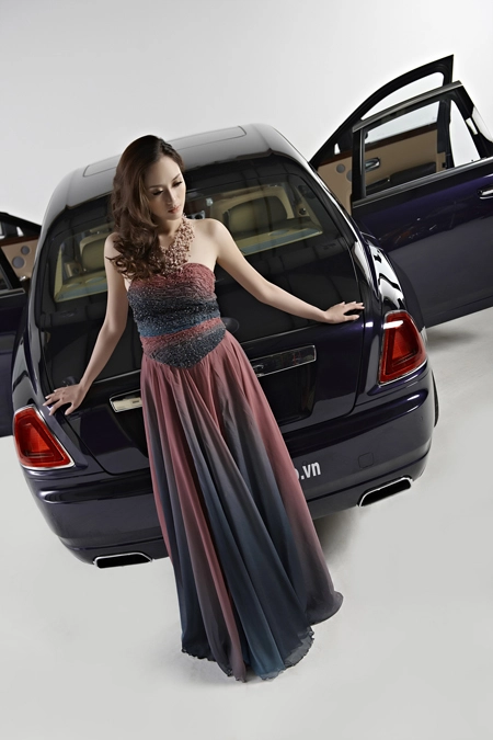  hồng nhung lả lướt bên rolls-royce ghost - 6