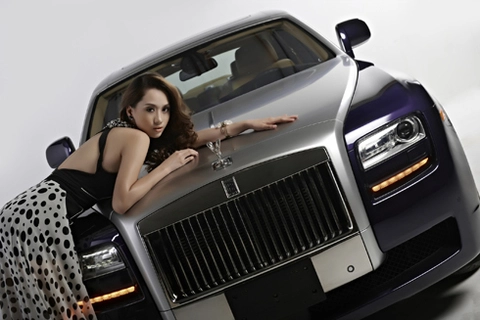  hồng nhung lả lướt bên rolls-royce ghost - 8