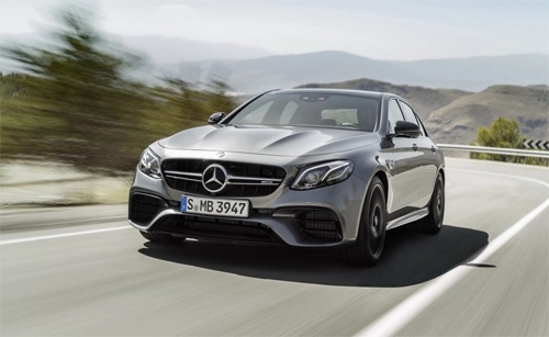  mercedes amg e63 s đạt tốc độ hơn 300 kmh trên autobahn - 1