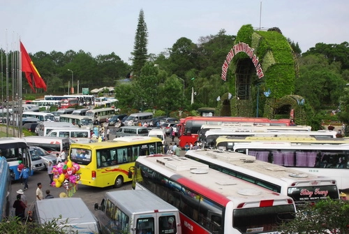 Người dân ùn ùn kéo về đà lạt tránh nóng - 1