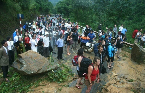 Nhiều du khách mắc kẹt trên đường lên sa pa - 1