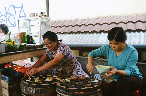 Quán bánh căn hơn 10 năm chỉ bán một loại nhân - 2