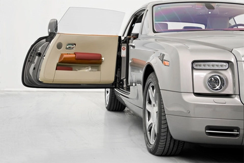  rolls-royce phantom coupe diễn trong studio - 1