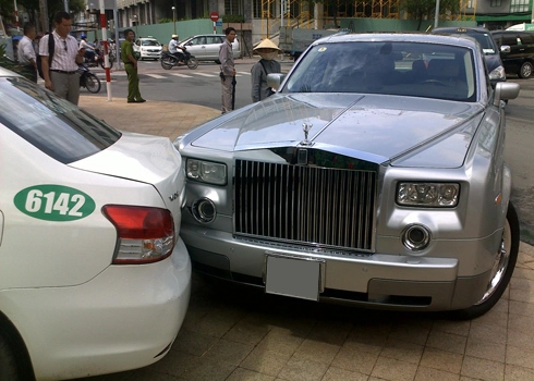  rolls-royce phantom va chạm với taxi tại sài gòn - 1