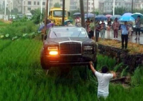  rolls-royce phantom văng xuống ruộng ở trung quốc - 5