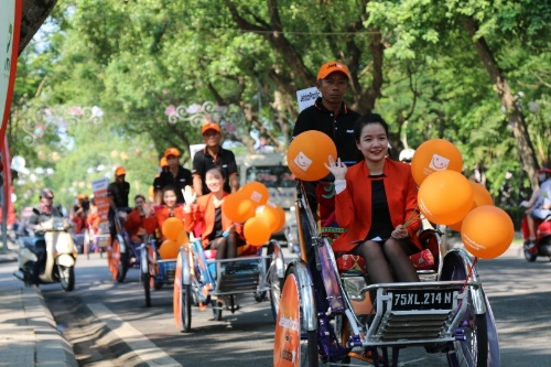 Sắc cam xuống phố mưng festival huê 2016 - 8