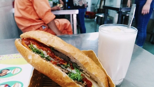 Tiệm bánh mì gần 4 thập kỷ ở phố cổ hà nội - 1