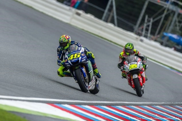 Valentino rossi đã rất nỗ lực để kết thúc chặng đua czech ở vị trí thứ 2 - 1