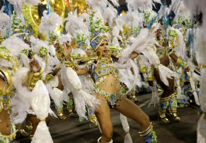 Vũ công khoe thân hình bốc lửa tại lễ hội carnival 2017 - 3