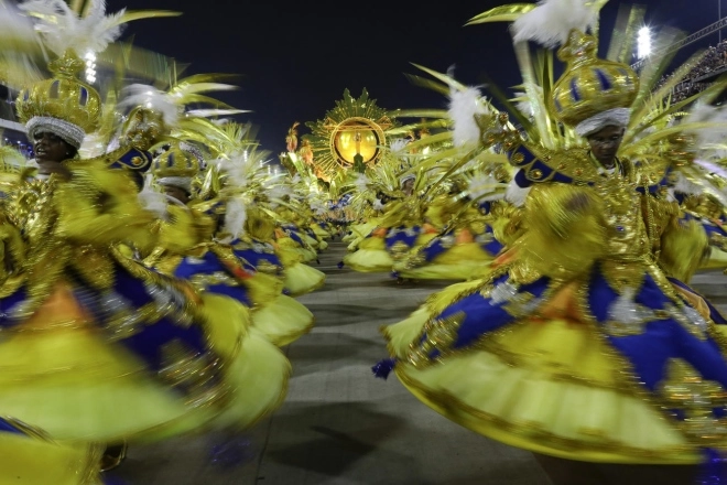 Vũ công khoe thân hình bốc lửa tại lễ hội carnival 2017 - 5