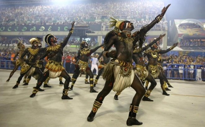 Vũ công khoe thân hình bốc lửa tại lễ hội carnival 2017 - 8