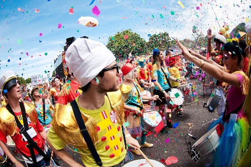 Vũ điệu samba cuồng nhiệt trong lễ hội latino - 2
