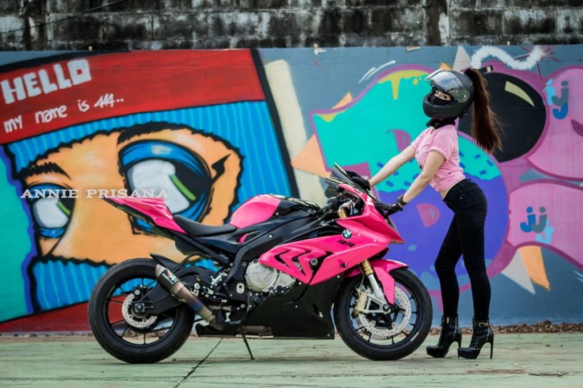 clip nữ biker quẩy khí thế bên cạnh chiếc bmw s1000rr 2015 màu hồng - 1