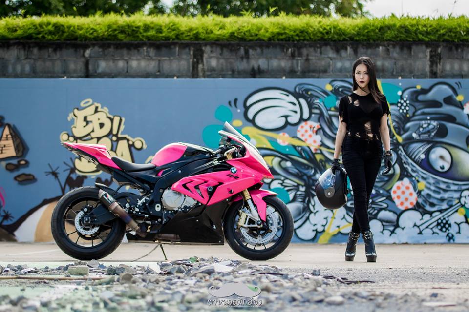 clip nữ biker quẩy khí thế bên cạnh chiếc bmw s1000rr 2015 màu hồng - 2
