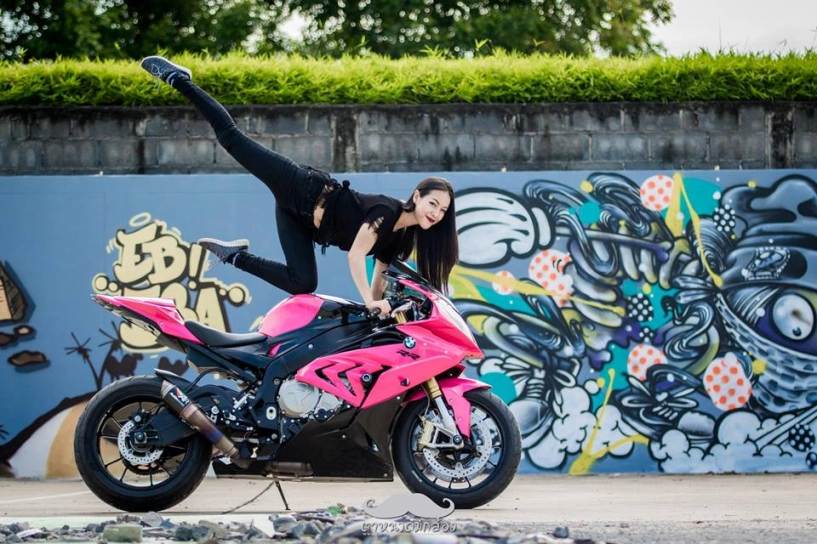clip nữ biker quẩy khí thế bên cạnh chiếc bmw s1000rr 2015 màu hồng - 3