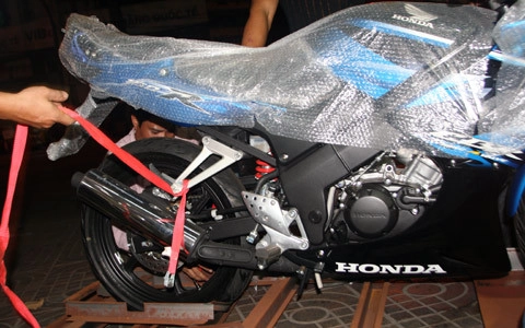  honda cbr150 tạo dáng giữa sài gòn - 1