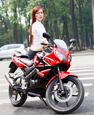  honda cbr150 tạo dáng giữa sài gòn - 11