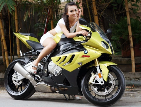  người mẫu bên bmw s1000rr ở sài gòn - 6