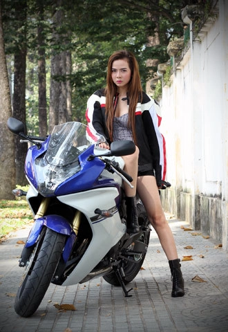  người mẫu bên honda cbr600f - 2