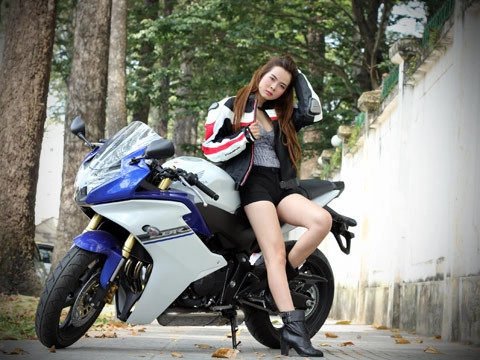  người mẫu bên honda cbr600f - 4