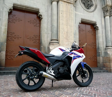  trang điểm honda cbr150r 2011 - 1