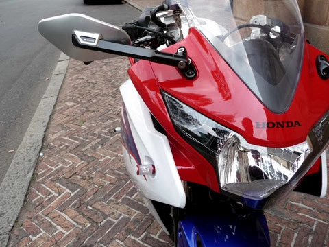  trang điểm honda cbr150r 2011 - 4