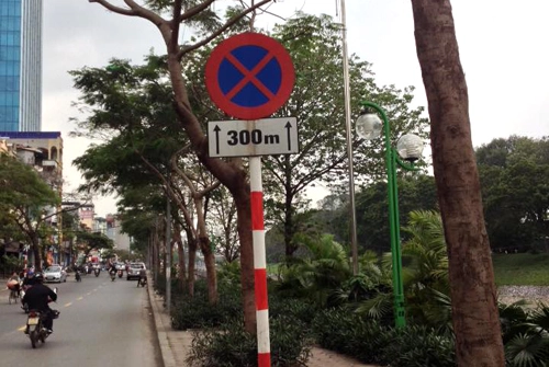  biển cấm dừng đỗ 300 m có ý nghĩa gì - 1