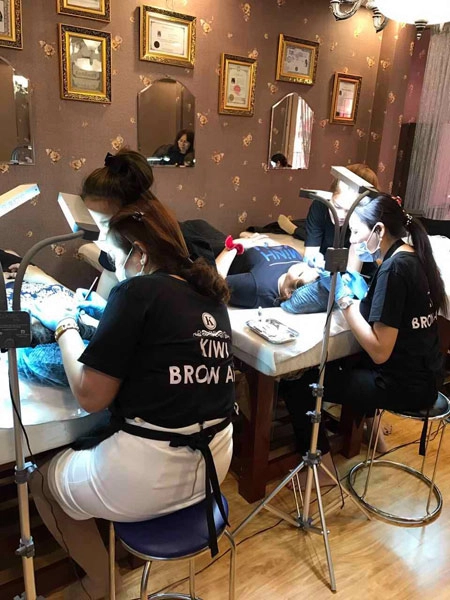 Khởi nghiệp lương cao với kỹ thuật điêu khắc chân mày microblading - 1