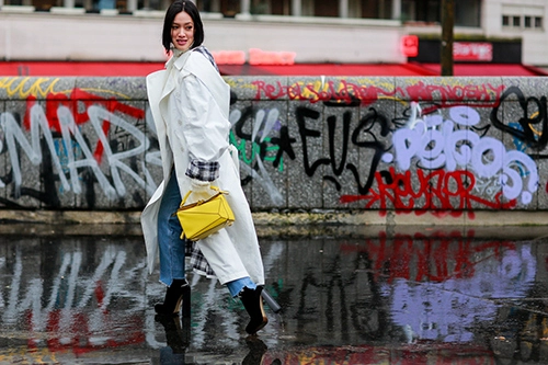 Mặc trời mưa street style ở paris fashion week vẫn đẹp rộn ràng - 1