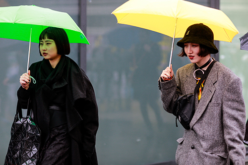 Mặc trời mưa street style ở paris fashion week vẫn đẹp rộn ràng - 2