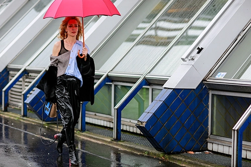 Mặc trời mưa street style ở paris fashion week vẫn đẹp rộn ràng - 6