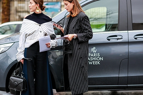 Mặc trời mưa street style ở paris fashion week vẫn đẹp rộn ràng - 8