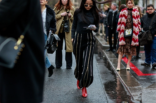 Mặc trời mưa street style ở paris fashion week vẫn đẹp rộn ràng - 16