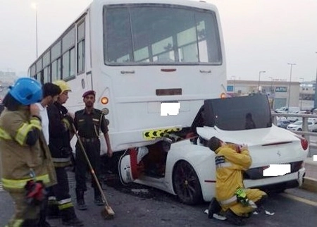  thoát chết thần kỳ khi lái ferrari chui gầm xe buýt - 1