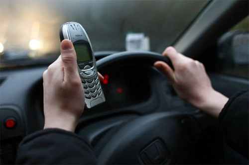  tịch thu điện thoại khi lái xe gây tai nạn - 1