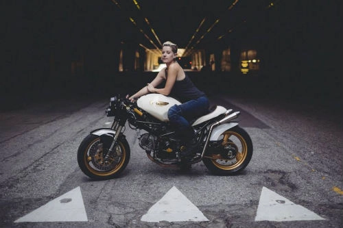  xế độ ducati monster 750 của nữ biker - 1