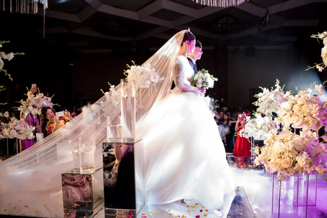 Cô dâu 9x hà thành gây sốt với váy cưới trị giá hàng tỷ đồng - 6