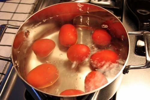 Điều kỳ tích khi lấy 3 quả cà chua chín chà lên mặt mỗi tuần - 3