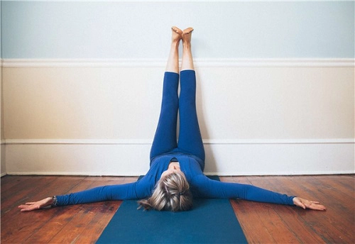 gác chân lên tường - nghe đơn giản nhưng đây chính là tư thế yoga dành cô nàng lười biếng - 4