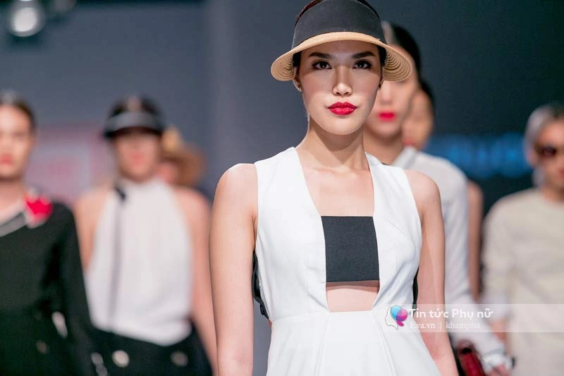 Lần đầu tiên trong lịch sự thời trang việt người mẫu catwalk mà chân không chạm sàn - 1