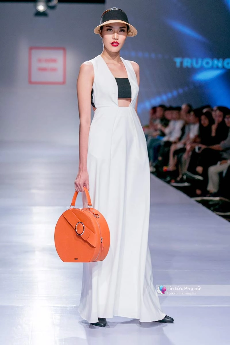 Lần đầu tiên trong lịch sự thời trang việt người mẫu catwalk mà chân không chạm sàn - 3