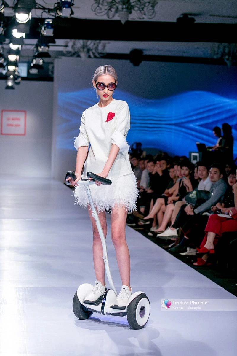 Lần đầu tiên trong lịch sự thời trang việt người mẫu catwalk mà chân không chạm sàn - 7