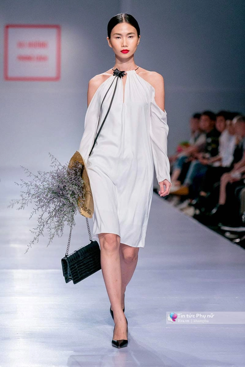 Lần đầu tiên trong lịch sự thời trang việt người mẫu catwalk mà chân không chạm sàn - 8