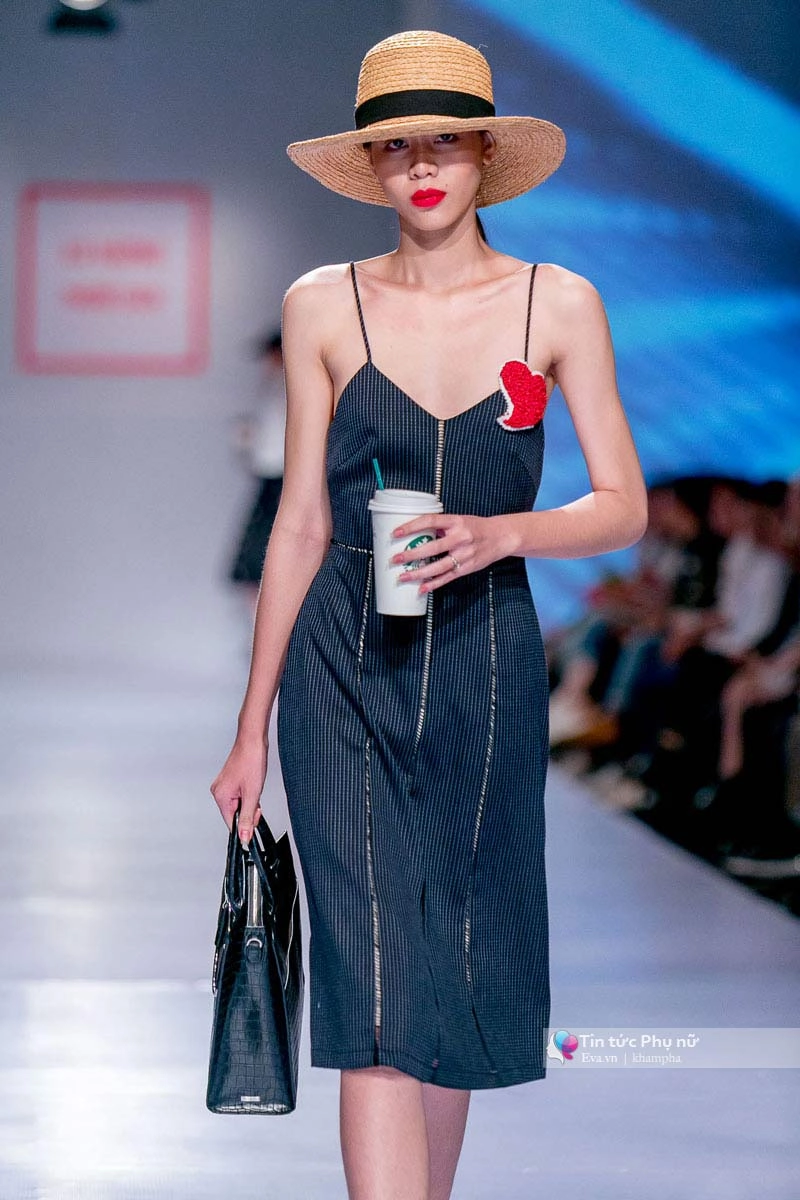 Lần đầu tiên trong lịch sự thời trang việt người mẫu catwalk mà chân không chạm sàn - 10