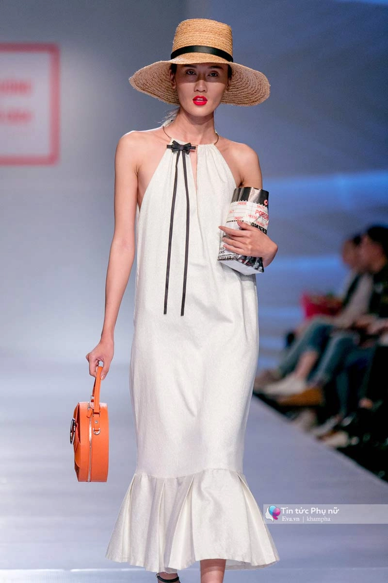 Lần đầu tiên trong lịch sự thời trang việt người mẫu catwalk mà chân không chạm sàn - 12