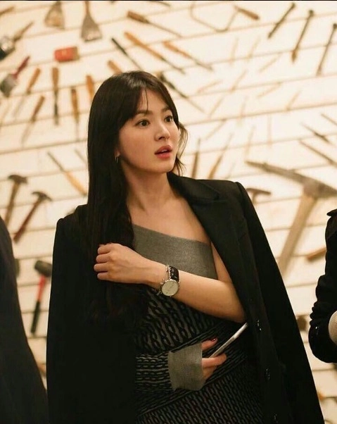 Song hye kyo khiến fan phát sốt vì hiếm hoi mặc hở - 1
