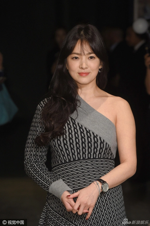 Song hye kyo khiến fan phát sốt vì hiếm hoi mặc hở - 2